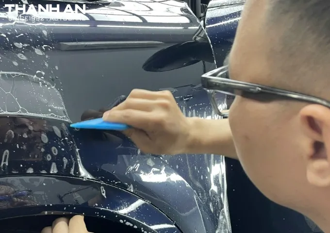 Thi công dán phim bảo vệ sơn Audi e-tron S đòi hỏi sự tỉ mỉ và chuyên nghiệp.