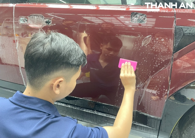 Cận cảnh lớp PPF trong suốt bảo vệ xe ô tô sau khi dán hoàn thiện.