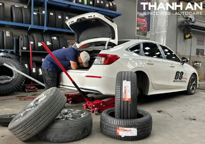 Hình ảnh 2 lốp honda civic chuẩn bị được thay vào xe