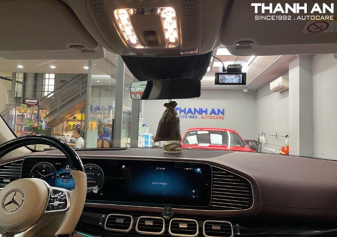 Khách hàng thay Camera hành trình Vietmap Speedmap M1 chính hãng cho xe Maybach GLS 450 tại Thanh An Autocare quận 7