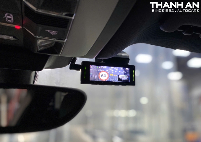 Kỹ thuật viên lắp đặt camera hành trình Vietmap Speedmap M1 ghi hình trước sau cho Porsche Macan tại quận 7