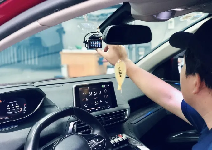 Lắp đặt camera hành trình xe ô tô chính hãng tại gara