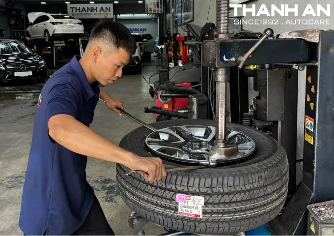 Lắp lốp Bridgestone 265/60R18 Dueler H/T 684 Thái Lan chính hãng vào mâm xe ô tô