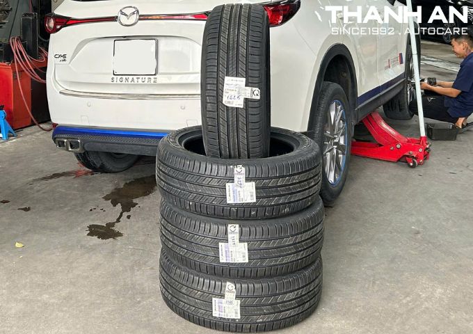 Hình ảnh bốn lốp michelin đang chuẩn bị được lắp cho xe ô tô tại gara