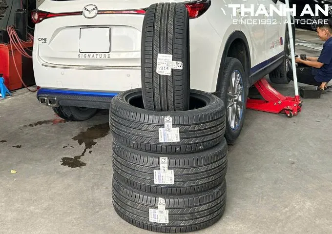 Hình ảnh bốn lốp michelin đang chuẩn bị được lắp cho xe ô tô tại gara
