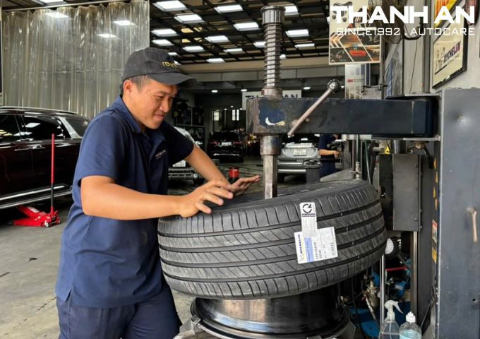 Nhân viên đang lắp lốp xe Michelin vào mâm xe, đảm bảo độ bám đường và độ bền
