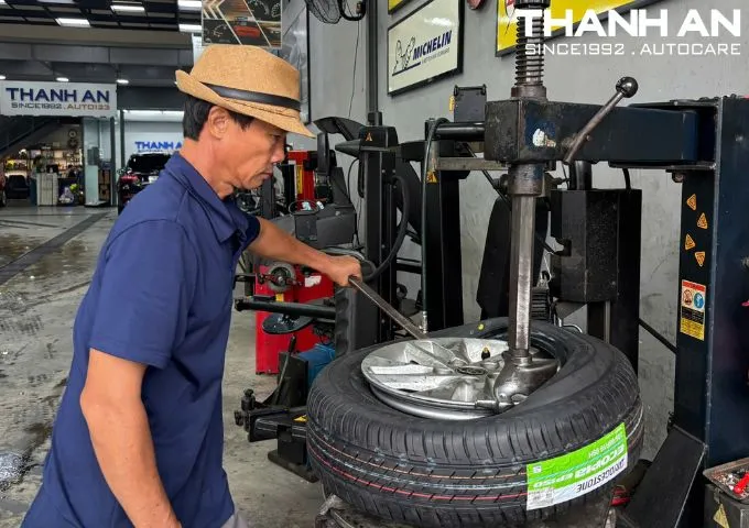 Kỹ thuật viên thay lốp Bridgestone 205/65R16 Ecopia EP150 Indonesia cho xe ô tô tại xưởng dịch vụ