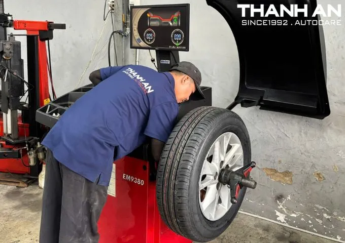Kỹ thuật viên đang cân bằng động lốp Bridgestone 205/65R16 Ecopia EP150 Indonesia tại gara