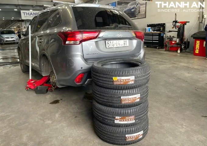Khách hàng thay 4 lốp Bridgestone 225/55R18 Alenza 001 Nhật cho xe Mitsubishi Outlander tại quận 7