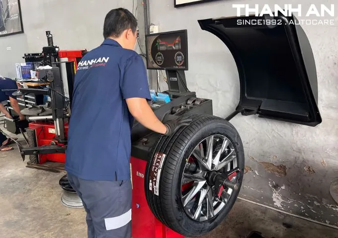 Kỹ thuật viên cân bằng động lốp Bridgestone 225/55R19 Alenza 001 Nhật Bản