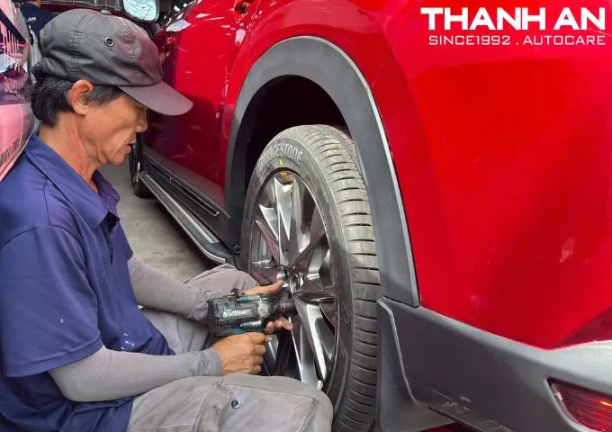 Hoàn thành lắp đặt lốp Bridgestone 225/55R19 Alenza 001 Nhật Bản cho xe SUV