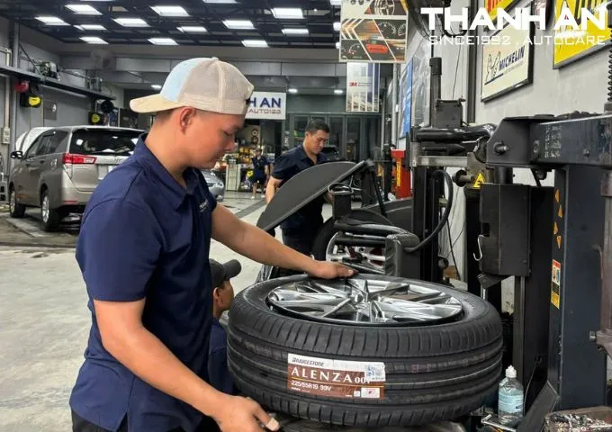 Lắp lốp Bridgestone 225/55R19 Alenza 001 Nhật Bản chính hãng vào mâm xe