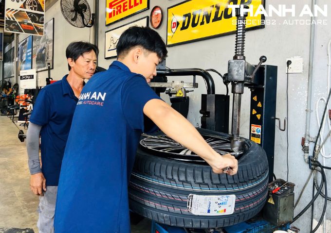 Thay Lốp Continental chính hãng giúp xe bạn vận hành mượt mà và an toàn hơn.