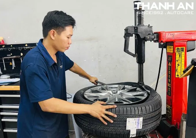 Thay lốp Michelin 225/55R19 Primacy SUV Thái Lan cho xe ô tô tại xưởng dịch vụ