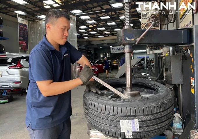 Kỹ thuật viên đang thay lốp Michelin 225/55R19 Primacy SUV Thái Lan tại gara