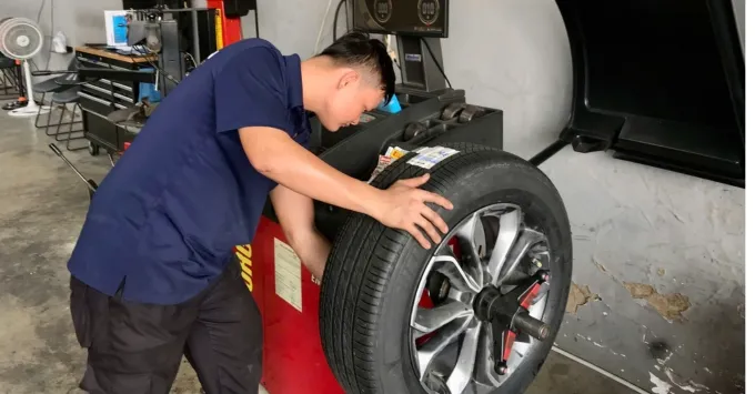 Kỹ thuật viên thay lốp Michelin 235/60R18 Primacy 3 cho Kia Sorento quận 7