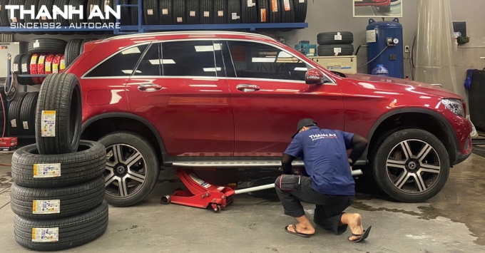 Khách hàng thay lốp ô tô tại Thanh An Autocare quận 7