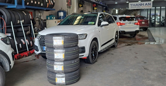 Khách hàng thay 4 lốp Pirelli 255/55R19 Scorpion Verde Runflat Châu Âu cho Audi Q7