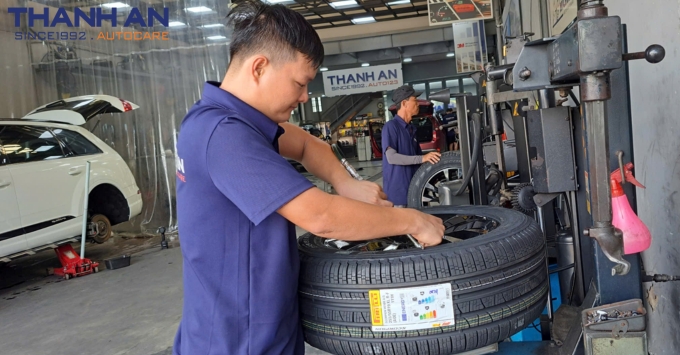 Kỹ thuật viên thay lốp Pirelli 255/55R19 Scorpion Verde Runflat Châu Âu cho Audi Q7