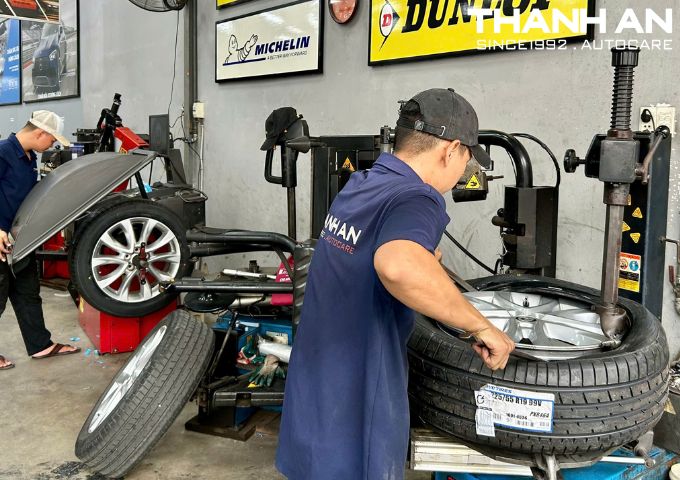Thay lốp Toyo 225/55R19 Proxes R46A cho xe ô tô tại xưởng dịch vụ