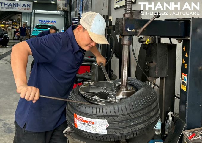 Kỹ thuật viên đang thay lốp xe Honda Civic chính hãng tại gara