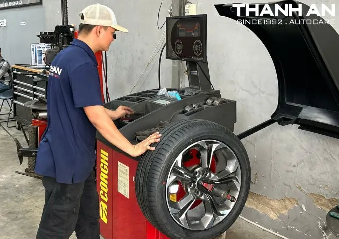 Cận cảnh quy trình cân bằng động lốp xe Honda Civic