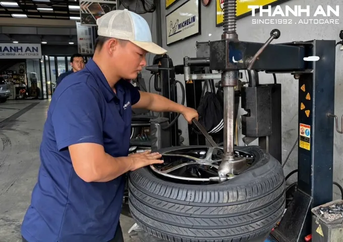 Kỹ thuật viên đang thay lốp xe Honda HR-V chính hãng tại trung tâm lốp xe ô tô