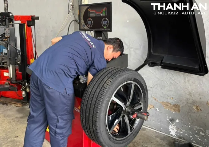 Kỹ thuật viên cân bằng động lốp xe Honda HR-V tại gara