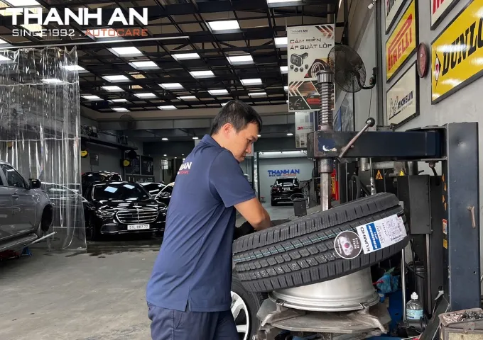 Nhân viên Thanh An Autocare thay lốp xe Isuzu D-max nhanh chóng