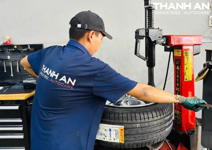 Kỹ thuật viên đang thay lốp xe Mercedes S450 tại gara