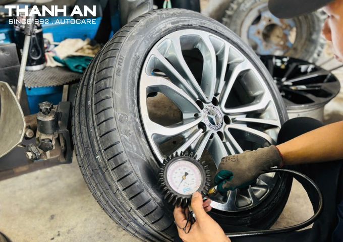 Kiểm tra áp suất lốp xe ô tô chống trượt, an toàn khi di chuyển trên đường ướt