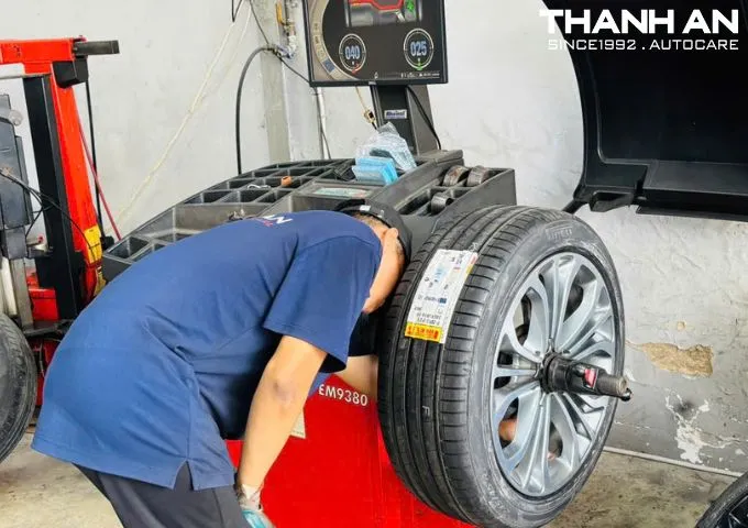 Kỹ thuật viên đang cân bằng động lốp ô tô Mercedes S450 tại gara