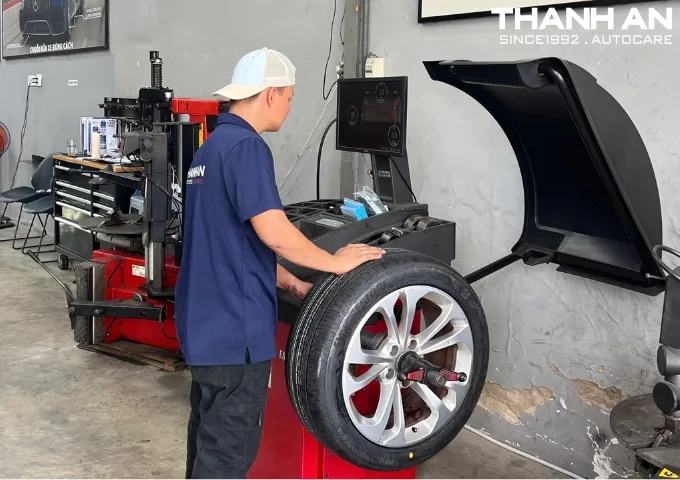 Kỹ thuật viên cân bằng động lốp xe Vinfast Lux A chính hãng
