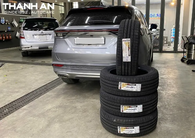 Hình ảnh nâng xe Beijing X7 để thay lốp tại gara