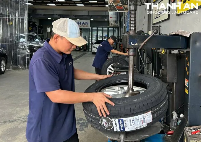 Kỹ thuật viên đang thay lốp xe Ford Escape chính hãng tại gara