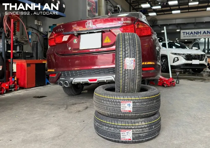 Xe Honda City đang được nâng lên để thay lốp mới