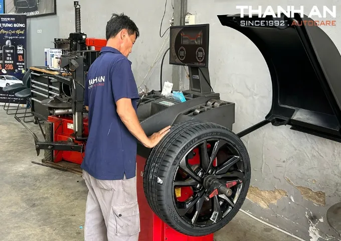 Cận cảnh quy trình cân bằng động lốp xe Honda Civic