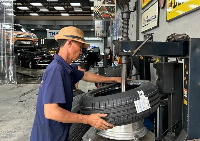 Lốp ô tô cho Honda Civic Michelin kích thước 195/65R15 tiêu chuẩn bám đường tốt