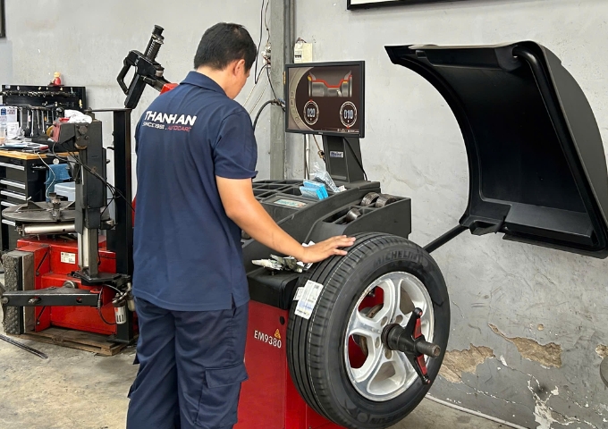 Kỹ thuật viên cân bằng động lốp xe Honda Civic chính hãng
