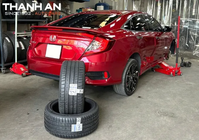 Xe Honda Civic đang được nâng lên để thay lốp mới tại gara