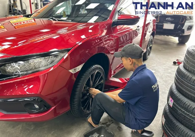 Lốp xe Honda Civic mới được lắp đặt tại gara