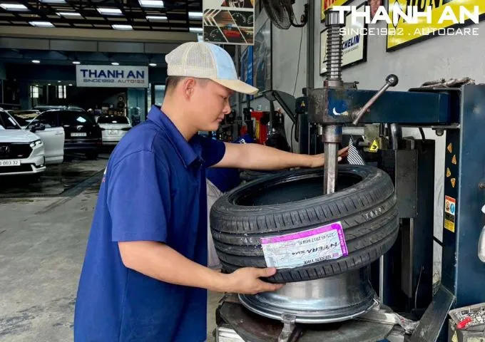 Kỹ thuật viên đang thay lốp xe Hyundai Elantra chính hãng tại gara