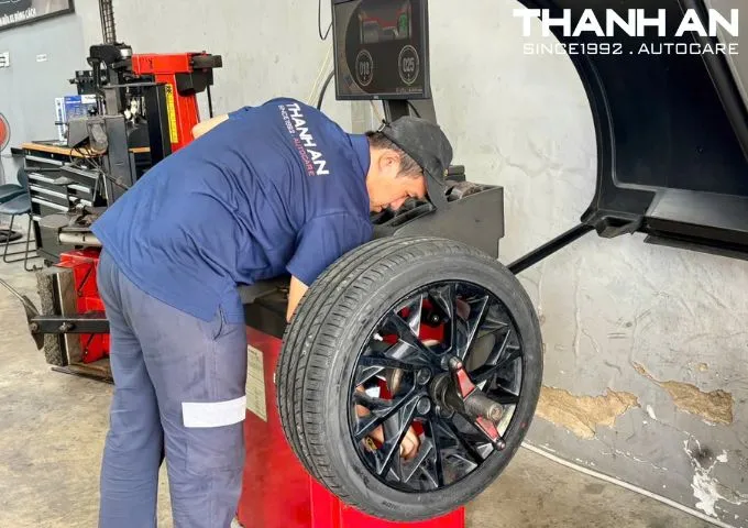 Kỹ thuật viên cân bằng động lốp xe Hyundai Elantra để vận hành êm ái