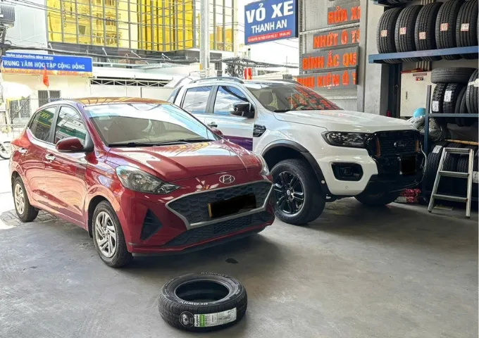 Lốp xe hyundai i10 mới được lắp đặt tại gara