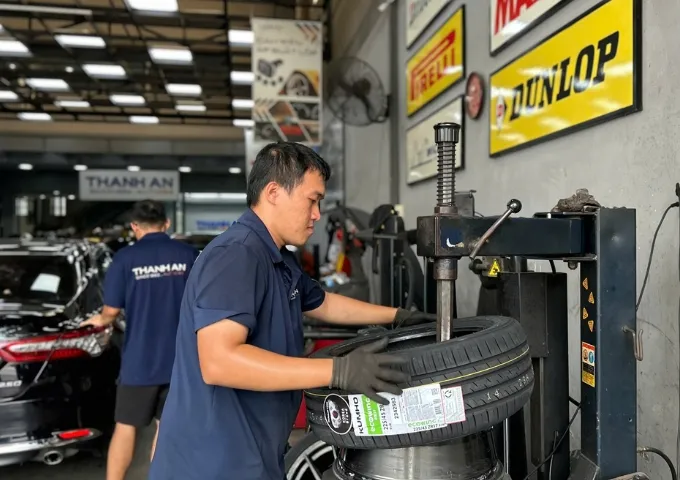 Kỹ thuật viên thay lốp xe Kia K3 chính hãng uy tín tại Thanh An Autocare