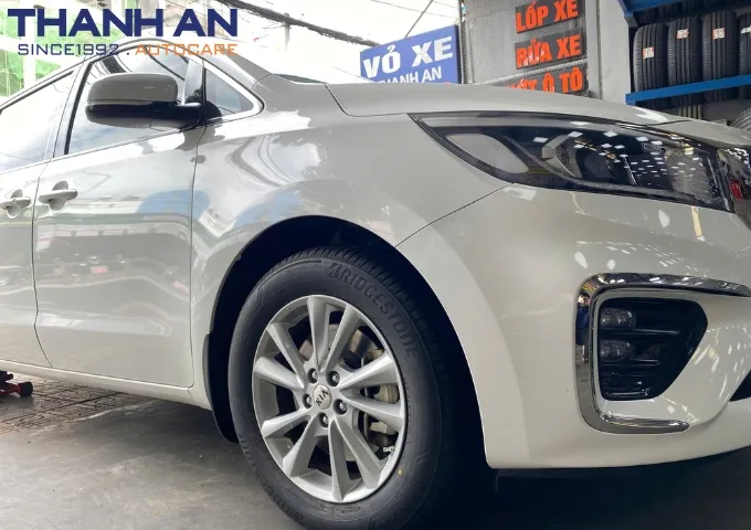 Hình ảnh nâng xe Kia Sedona để thay lốp