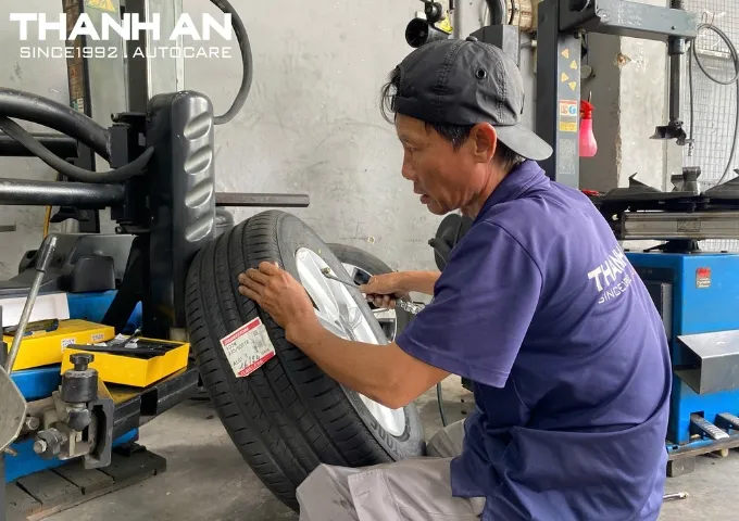 Cận cảnh gai lốp xe Kia Sedona bám đường tốt