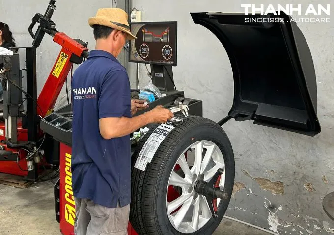 Cận cảnh quy trình cân bằng động lốp xe Kia Sedona