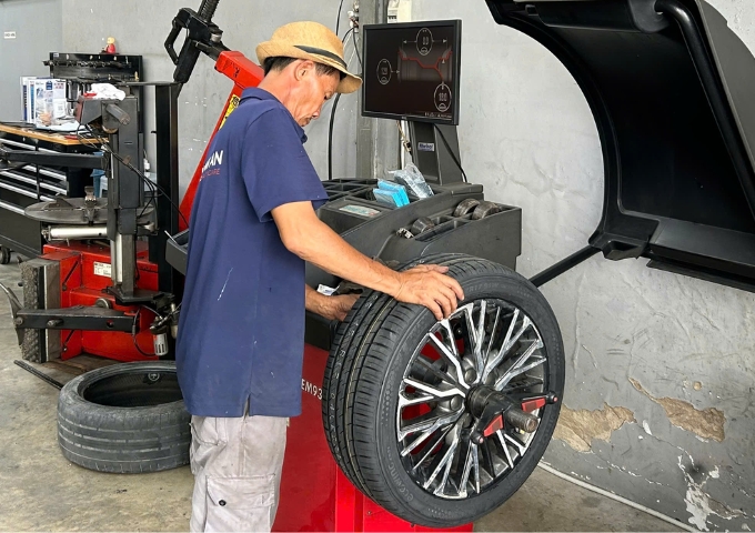 Kỹ thuật viên cân bằng động lốp xe Kia Sedona chính hãng