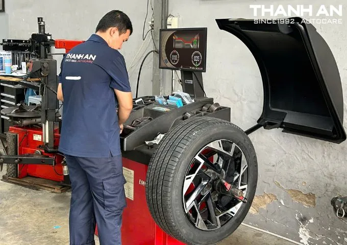 Kỹ thuật viên cân bằng động lốp xe Kia Sportage để vận hành êm ái